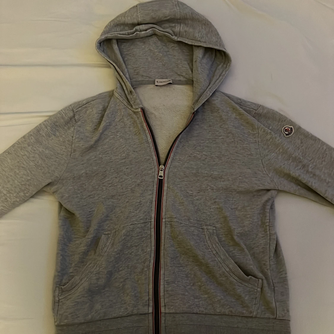 Grå Moncler hoodie med dragkedja