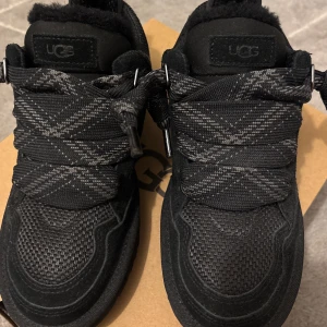 Svarta UGG Lowmel sneakers strl 37 - Snygga svarta UGG Lowmel sneakers som är använda 1 gång, man får med kartong och ett extra par snöre som är svarta. Vid snabbt köp kan priset diskuteras. Fraktar iväg samma dag🫶🏼