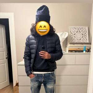 Prada jacka - Tjo! Säljer min Prada jacka, då den börjar bli för liten på mig, väldigt unik jacka!! Hör av er vid frågor