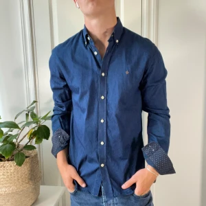 Morris skjorta  - Som ny, modellen bär 39,15 1/2 vilket motsvarar ungefär en M, modellen är 180,75 kg. Kom med frågor!! Unikt mönster vid ärmen och kragen! 👌