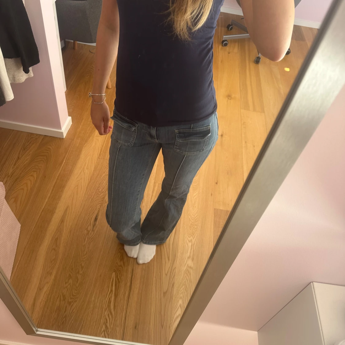 Blå bootcut jeans med fickdetaljer från Nelly  - 1