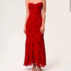 Röd Adoore klänning  - Röd Adoore klänning slutsåld! Strl 34, nyskick! 