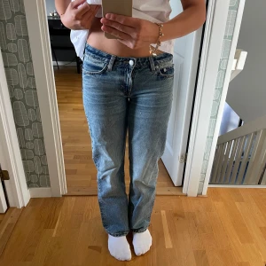Blåa lowwaist jeans - Jag säljer ett par Ljusblåa lågmidjade raka jeans från Weekday i storlek W 25 L30.🩵💙