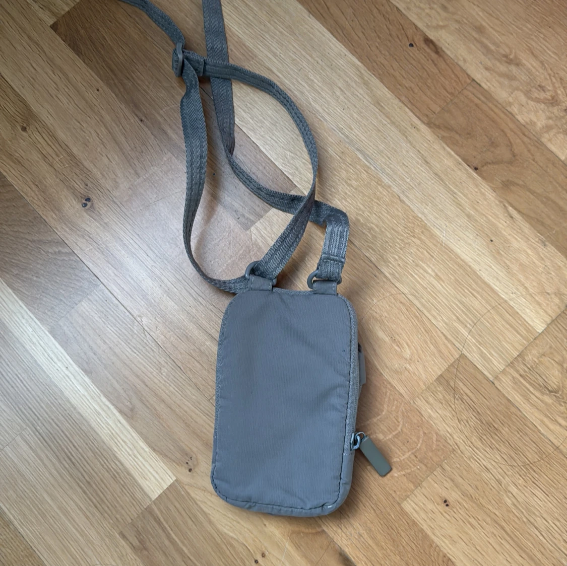 Grå mobilväska från Oysho - 1