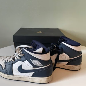 Air Jordan 1 ”WHITE/METALLIC GOLD OBSIDIAN” - Air Jordan 1s Mid White/Metallic Gold Obsidian säljes med originalbox i storlek 42 (se storleksettiketten på sista bilden)! | Skick: 8 / 10, sparsamt använda, lite smutsiga som går att tvätta bort! | Nypris: 2300 | Vårt pris: 599 | Tveka inte att höra av er med funderingar eller fler bilder!