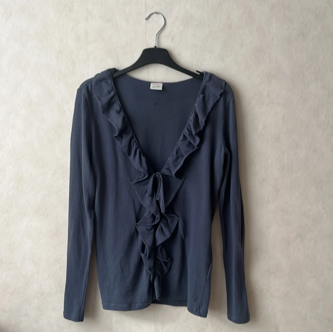 Mörkblå volangtröja 