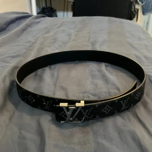 Bälte  - Svart bälte som är väldigt stiligt men syns att den har använts lite 