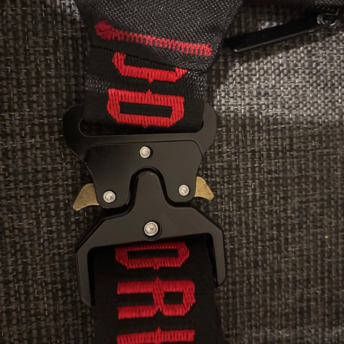 Svart och rött HOODRICH bälte med väska - 1