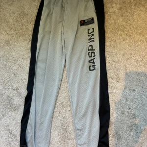 Gasp Byxor Vit/Svart XXL - Schysst byxor från Gasp. Använt i drygt 1 år. Originalpris: 799kr