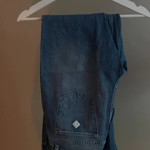 Abrand jeans 95 mid boot - Ett par ljusblåa Abrand-jeans i 95 mid boot. Säljer pga att jag aldrig riktigt får användning av de. STORLEK 28! Nypris 1000 kr. Priset kan diskuteras!