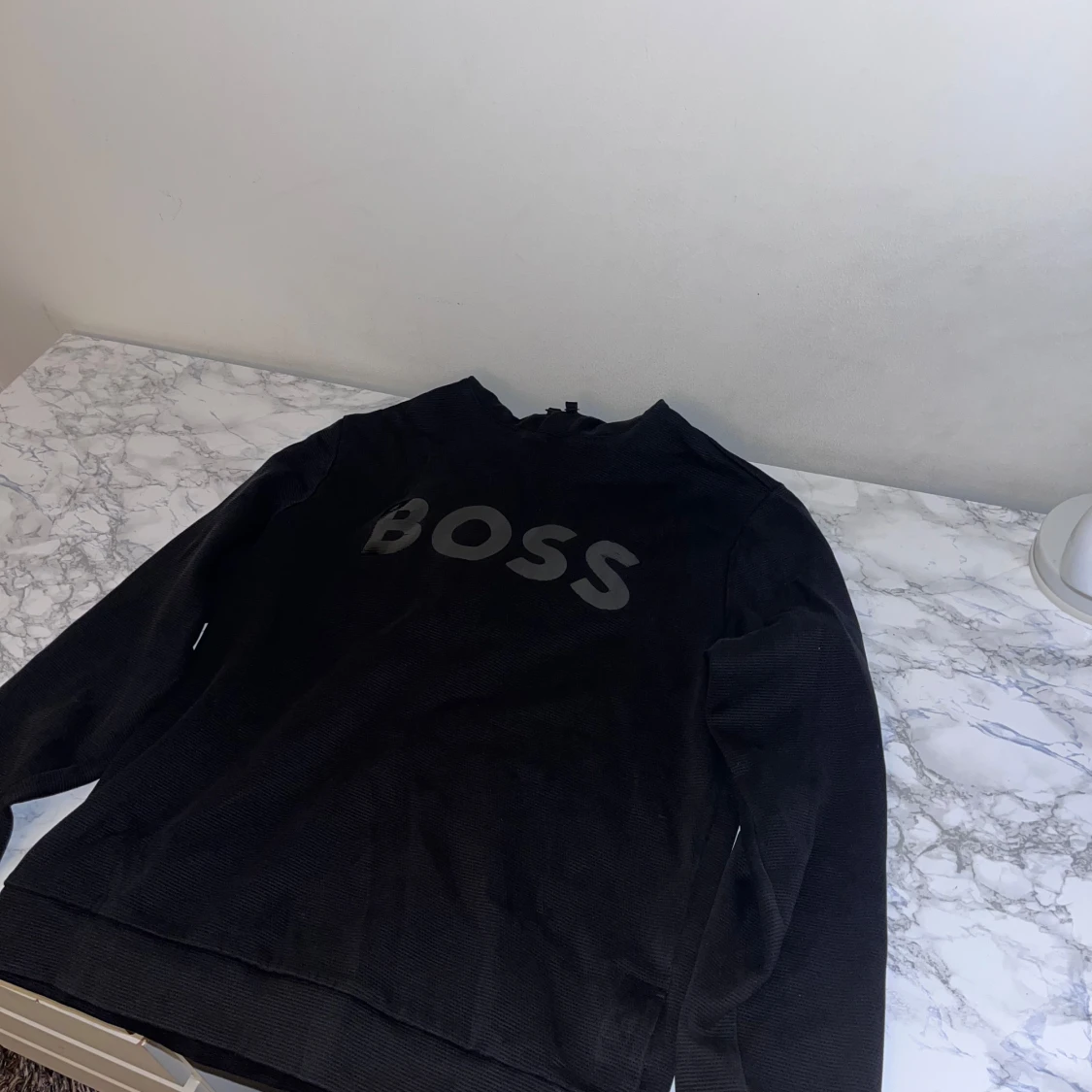 Svart hoodie från BOSS med tryck - 1