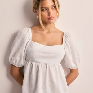 Vit blus med puffärm och knyt i ryggen - jättefin vit blus från gina tricot🤗 använd 2 ggr 2024, säljer pga att den ej kommer till användning nu🤗