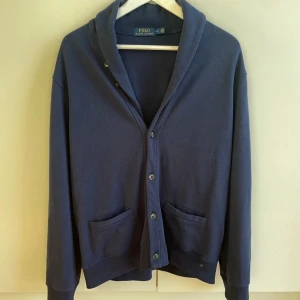 Ralph Lauren cardigan - Säljer denna trendiga och riktigt feta Ralph Lauren cardigan i mycket bra skick. Storlek Large. 