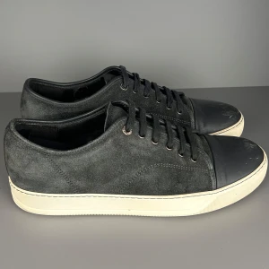 Lanvin Grå - Modell: Lanvin Grå | Skick: 8/10 | Storlek: UK 9 | Pris: 2399kr | Tillbehör: Inget | Fler frågor? Hör av dig isåfall!