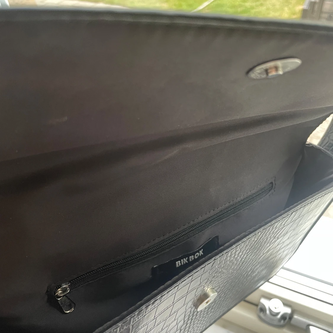 Svart axelväska från Bik Bok - 2