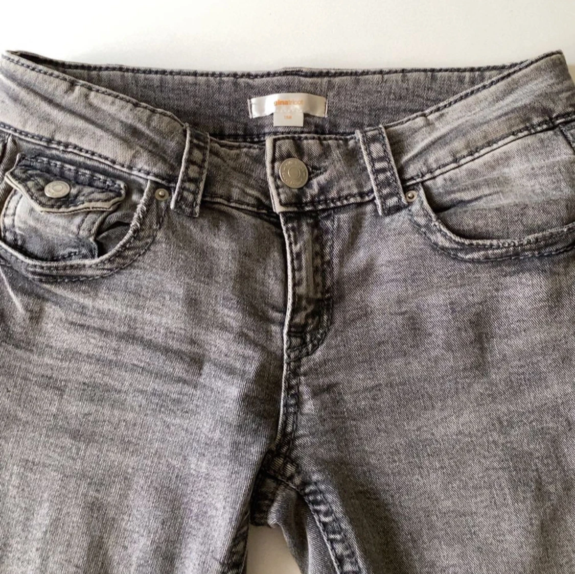 Grå bootcut jeans från Gina Tricot - 3