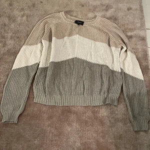 Stickad tröja  - Säljer en stickad tröja, skönt matrial som inte sticks.