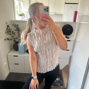 Beige plisserad blus med struktur - Festtopp köpt på Zalando. Aldrig fått användning för den tyvärr💕