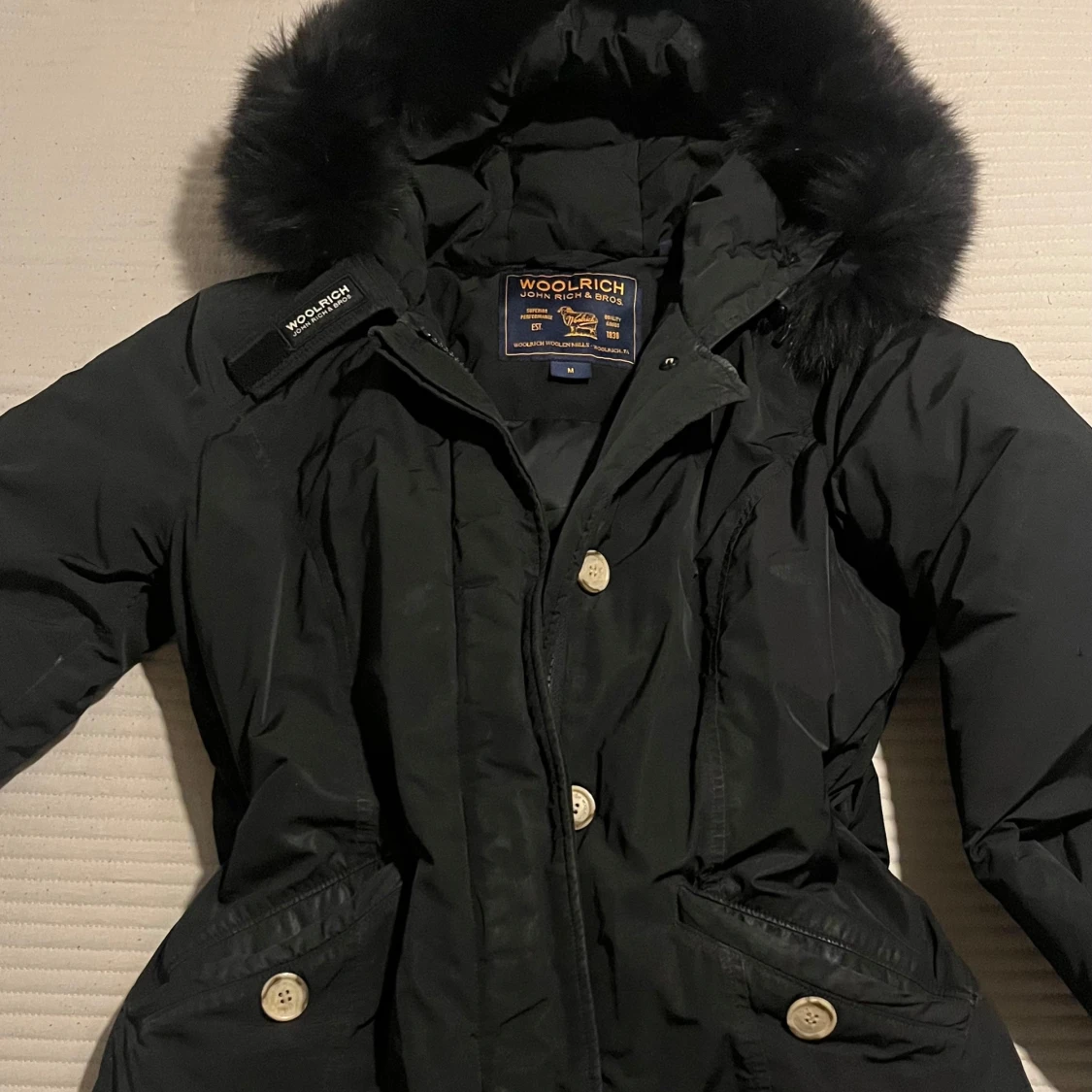 Svart parkas från Woolrich med pälskrage