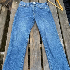 Mörkblåa jeans - Ett par mörkblå jeans, använda ett fåtal gånger. Hör av dig vid frågor!