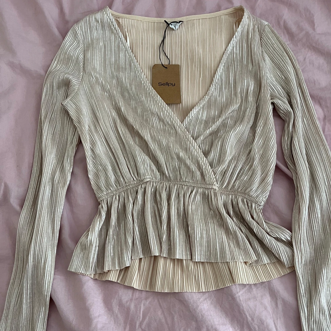 Beige omlottopp med volang