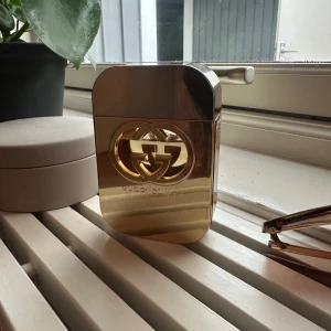 Gucci Guilty parfym guldflaska - Säljer denna parfym från Gucci, nästan full (se bilderna). Den är lite skavd på flaskan, annars inga defekter. 🩷