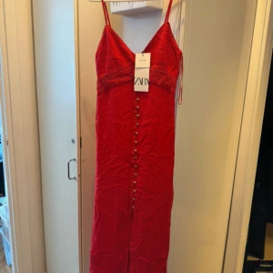 Röd klänning från Zara - Aldrig använd! Super fin färg. Slutsålt överallt. Kolla gärna mina andra annonser, säljer väldigt fia plagg. 🌺