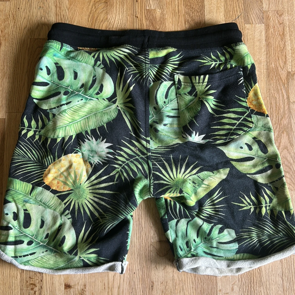 Svarta shorts med tropiskt mönster - 2