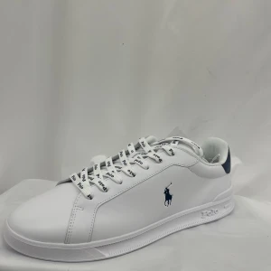 Vita Ralph Lauren Sneakers - Stl 44 - Säljer mina vita Ralph Lauren sneakers i storlek 44! | Skick: 9 / 10, knappt använda | Nypris: ~ 1500 | Vårt pris: 1099