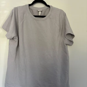 T-shirt - Fin T-shirt som är i ett mycket bra skick 
