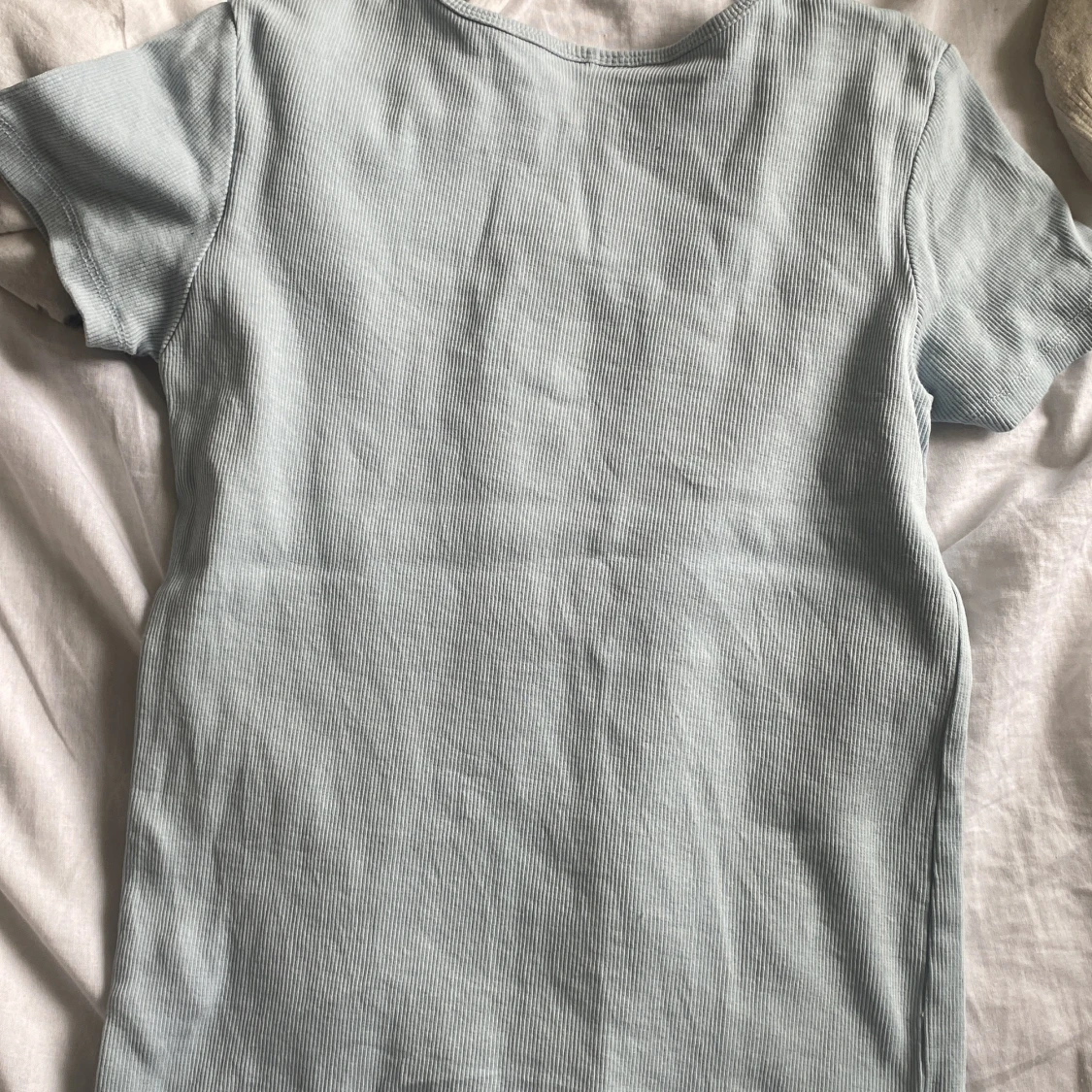 Ljusblå ribbad t-shirt från Zara - 1
