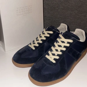 Maison margiela skor - Hej jag säljer dessa Maison Margiela skor dem är i storlek 43 och dem är i nytt skick vid frågor är det bara att skriva till mig.