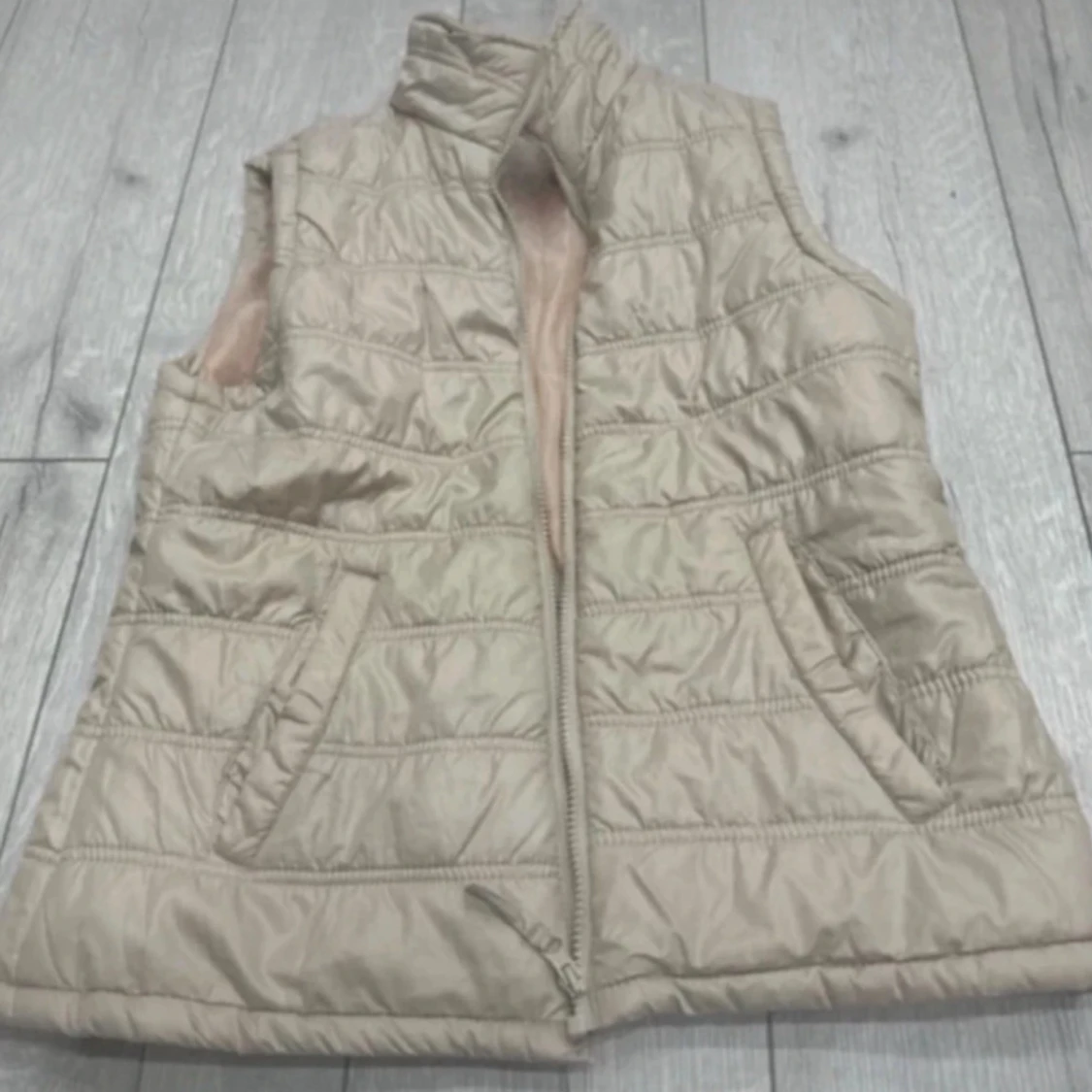 Beige quiltad dunväst med dragkedja