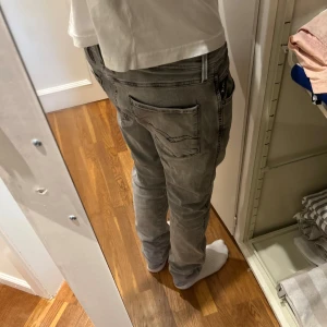 Replay Hyperflex Anbass grå jeans - Säljer ett par väldigt fina Replay Hyperflex Anbass jeans i snyggt grått med slitningseffekt. Slim fit-modell, dragkedjegylf och bekvämt stretchigt material. Säljes då de ej används. 
