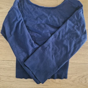 Y knitted sweater Gina Tricot - Mörkblå långärmad tröja från Gina Tricot med v-ringning i ryggen. Tröjan har storleken 158/164 men passar mig som brukar ha S/M.