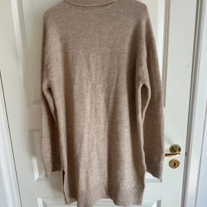 Beige polotröja från H&M XS - Mysig beige polotröja från H&M i storlek XS. Tröjan är stickad med lång ärm, hög polokrage och har en loose passform. Perfekt för lager-på-lager och chill höst- eller vinterstil. Enkel att matcha med jeans eller kjol.