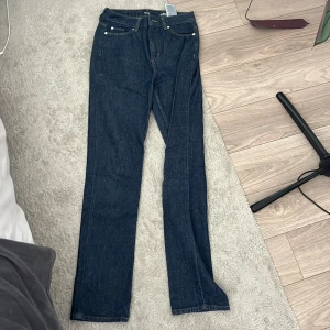 Mörkblå jeans från C&A, retro straight fit - Snygga mörkblå jeans från C&A i retro straight fit. Passade mig som är lång. 