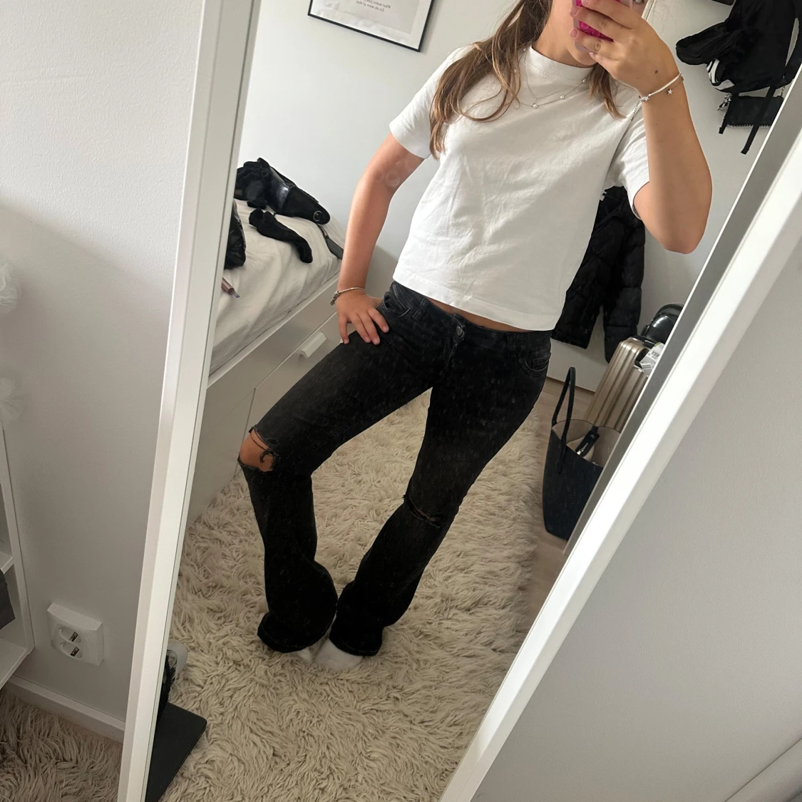 Svarta bootcut jeans med slitningar