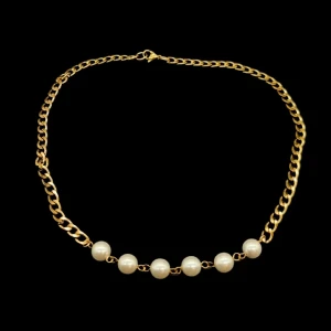 Handgjort halsband  - Stilrent halsband med chunky guldfärgad kedja och sju vita pärlor framtill. Längd-40cm
