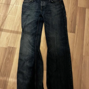 Blå raka jeans från Zara - Bootcut/baggy Jeans från Zara, Låg midja! Använd endast en gång! Strlk 38 men är stor i storleken!💕