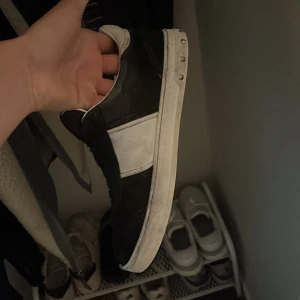  Valentino flycrews  - Säljer ett par snygga svarta och vita sneakers från Valentino.Obs fyra nitar borta, sömen har släppt lite fram men syns inte alls på, bortslipade under.Snörren och dustbag medföljer ej box
