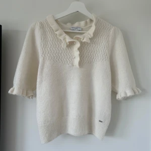 Stickad vit tröja  - Supersöt vit stickad tröja från Lindex som passar perfekt till hösten. Säljer den då den inte kommit till användning. Sällan använd och mycket gott skick. Köpt för 400kr 💕🙌🍂