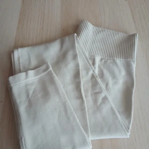 Epic Tights Seamless – Stl XS/ S - Supersköna seamless-tights i ljusbeige med hög midja och bred ribbad linning. Stretchiga, andningsbara och perfekt för träning eller vardag. Storlek XS/S Fint skick! 