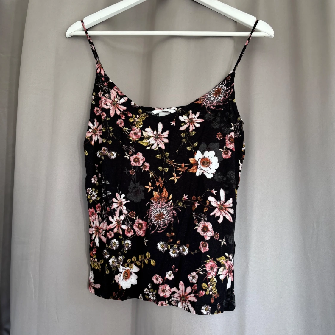 Blommig svart linnetopp från H&M