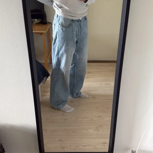 Weekday Jeans - Weekday Sphere Jeans, lösa, lite lägre i midjan och bra längd. 32/34. Mycket bra skick, säljer då jag köpte en mindre storlek.