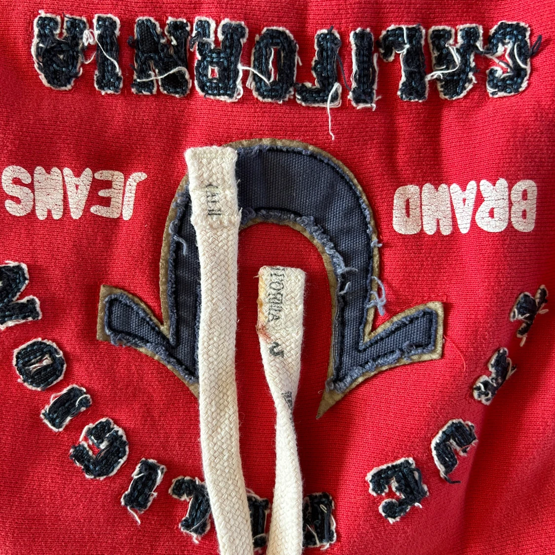 Röd hoodie från True Religion - 2