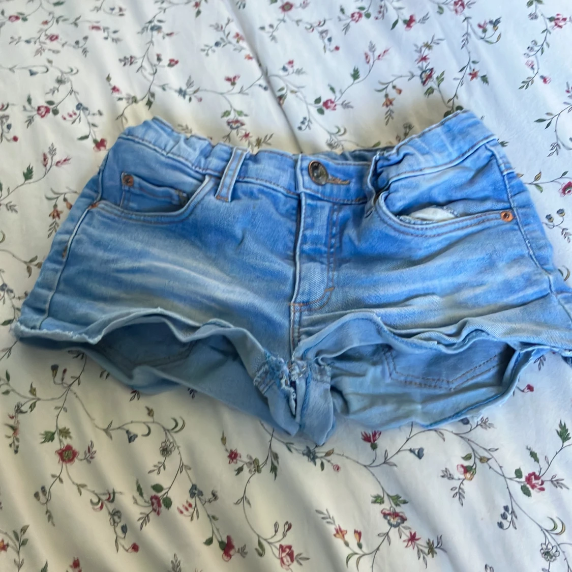 Ljusblå jeansshorts i strl 146