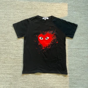 CDG Play T-shirt - Säljer nu min helt oanvända CDG T-shirt med extrem cool design pga att den var för liten. Endast använd 1 gång. Storlek S. Original plastpåsen till den följer givetvis med🤝