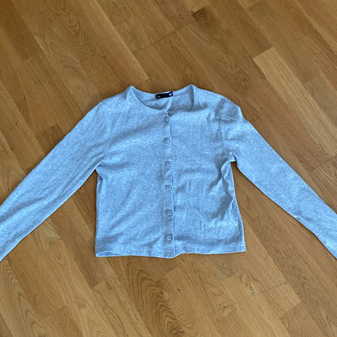 Grå ribbad kofta från lager 157