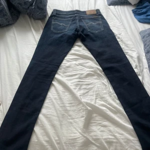Mörkblå Nudie Jeans 28/32 skinny fit - Säljer ett par mörkblå skinny jeans från Nudie Jeans i storlek 28/32. Klassisk femficksmodell med snygga kontrastsömmar och diskret tvätt. Jeansen har normal passform i midjan och är tillverkade i mjukt bomullstyg med stretch.
